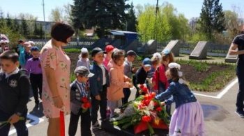 Возложение цветов к вечному огню